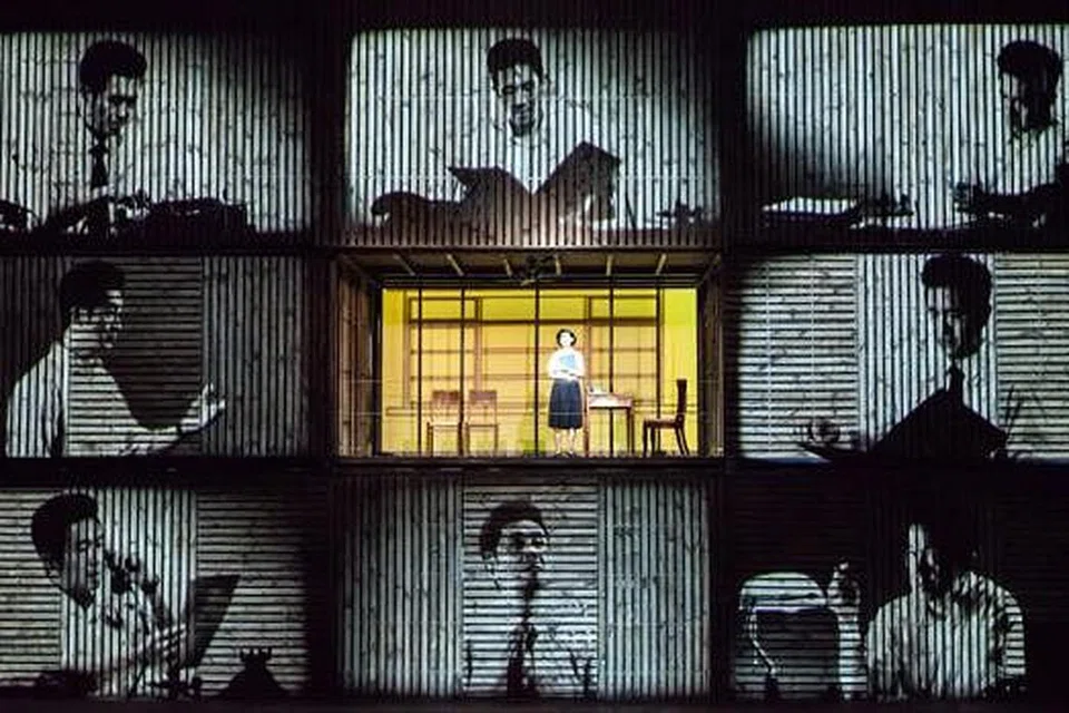 PEMIMPIN NEGARA: Pelbagai imej dipaparkan di set pementasan yang boleh dianggap bertaraf antarabangsa. Misalnya, gambar ini menunjukkan Adrian Pang selaku Perdana Menteri Pengasas, Encik Lee Kuan Yew, sibuk mengendalikan tugas sebagai pemimpin Singapura. - Foto-foto METROPOLITAN PICTURES