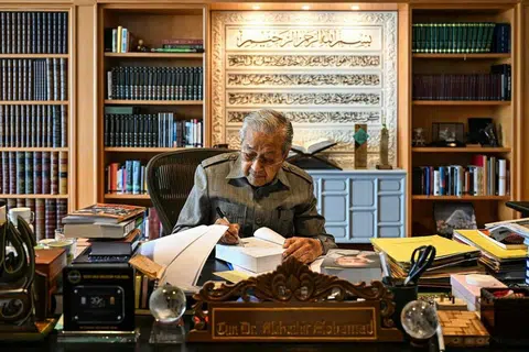 Sehingga hari ini walau sudah tidak menjalankan tugas sebagai Perdana Menteri, Tun Dr Mahathir Mohamad masih gemar menulis di atas kertas sebagai satu amalan mengasah ketajaman minda.