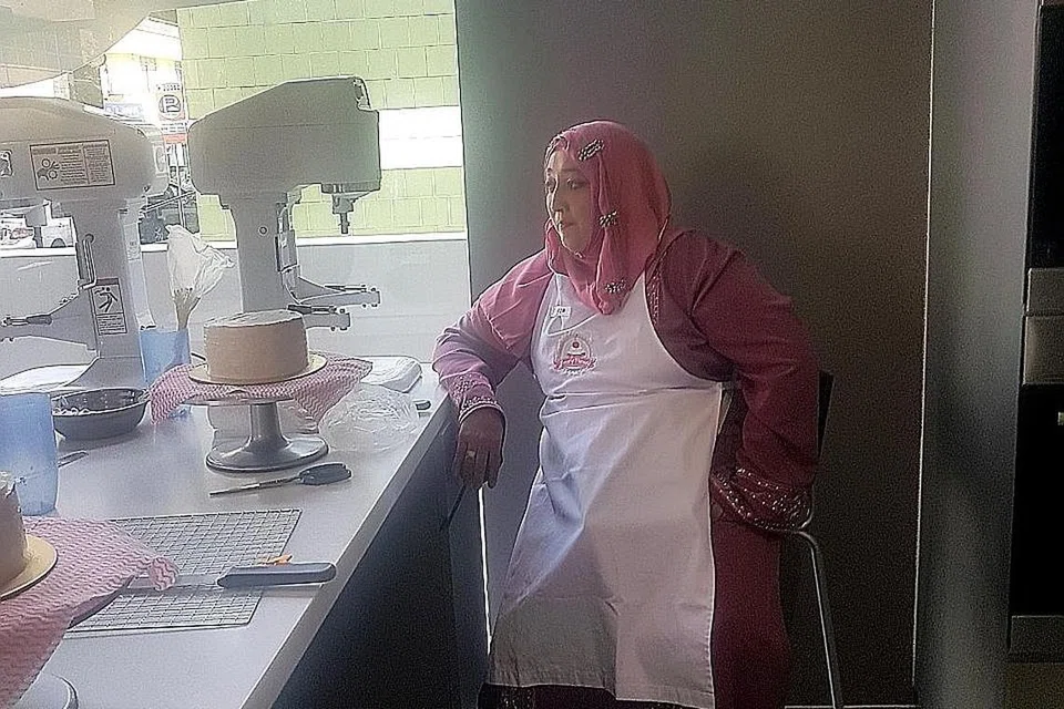 BELAJAR BUAT KEK: Cik Anisa gembira diberi peluang belajar membuat kek di bawah program FEC Jamiyah. - Foto-foto JAMIYAH SINGAPURA