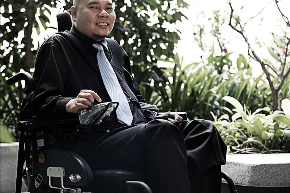 PENCINTA ILMU: Encik Ahmad Hisham Abdul Rahim memiliki ijazah jarak jauh pentadbiran perniagaan daripada Universiti Western Sydney dan Diploma WSQ dalam Pendidikan Orang Dewasa dan Lanjutan, malahan masih lagi mengikuti kursus kepimpinan dan pengurusan manusia di Institusi Kaplan Singapore. - Foto SINGHEALTH