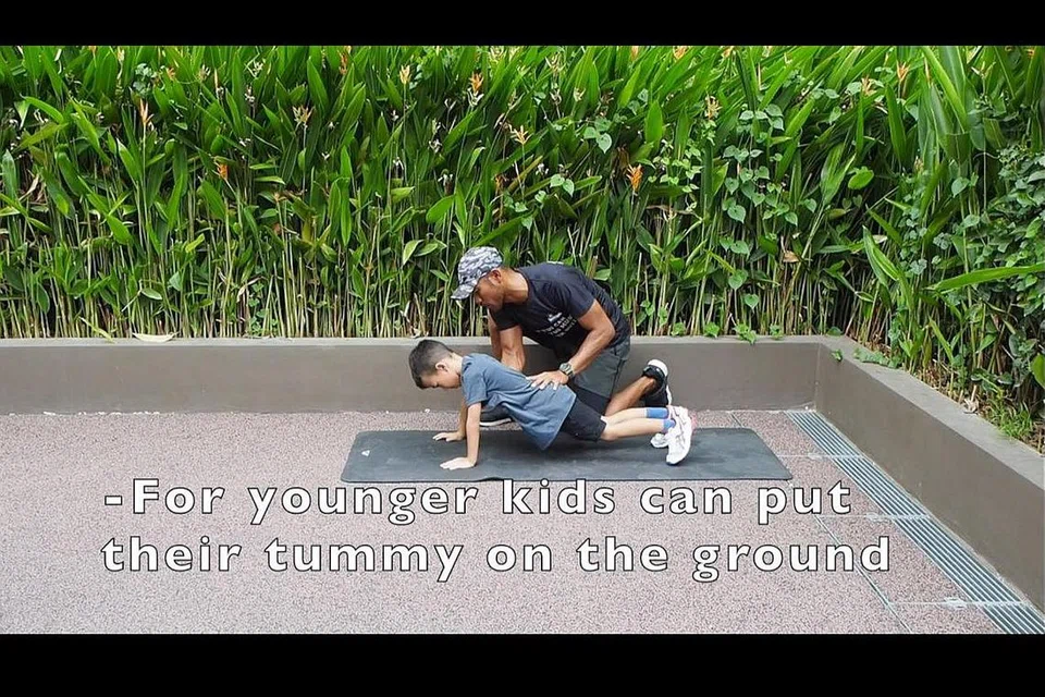 PENTING JAGA KESIHATAN: Encik Khidir menunjukkan kaedah senaman mudah yang boleh dilakukan kanak-kanak di rumah melalui video-video yang dimuat naik di saluran Youtubenya, 'Coach Kidd'. Gambar diambil sebelum tempoh pemutus litar. - Foto ihsan KHIDIR YUNUS
