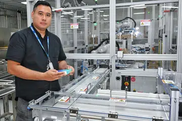 Sebagai Penyelia Bersekutu dalam bahagian pembungkusan  kanta lekap di syarikat farmaseutikal Alcon, Encik Muhammad Haiqal Sapuan perlu memastikan sasaran pengeluaran harian dipenuhi dan mengurus prestasi pasukan, mengenal pasti jurang kemahiran, dan membantu pembangunan kerjaya anggotanya bagi mencapai potensi maksimum mereka.