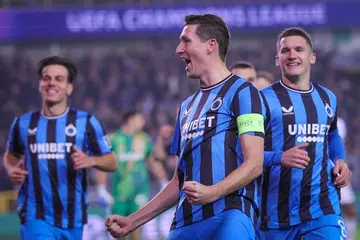Hans Vanaken (tengah) meraikan jaringan sepakan penaltinya bagi Club Brugge yang ‘dihadiahkan’ pemain pertahanan Aston Villa, Tyrone Mings, yang memegang bola.