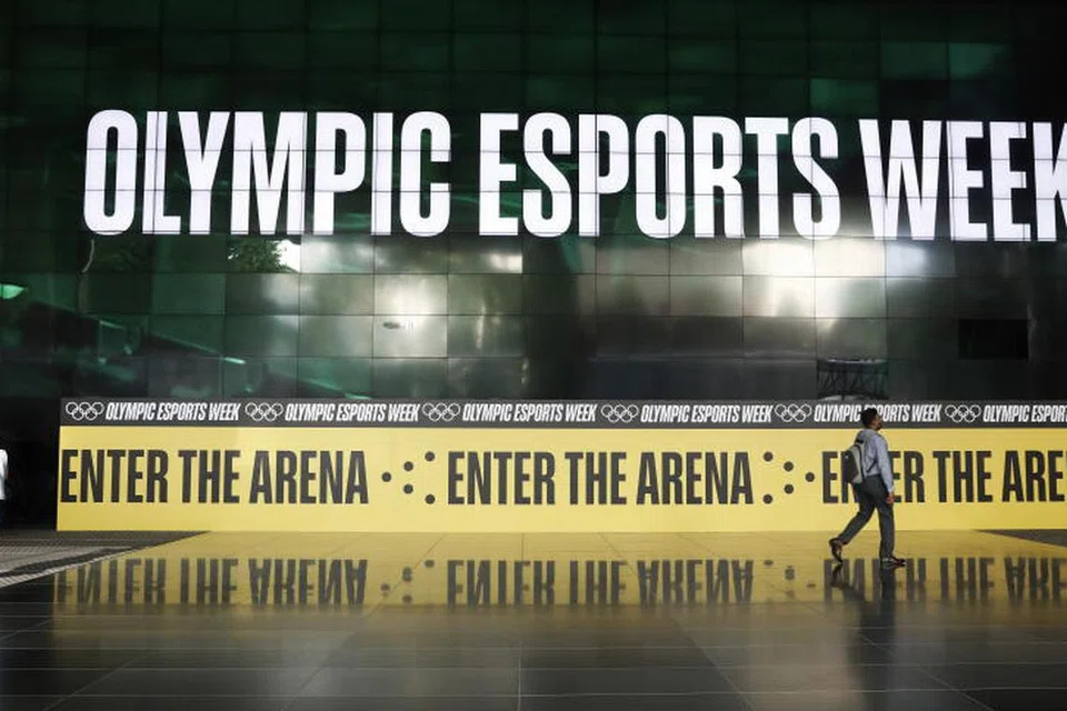 Edisi pertama Olimpik e-Sukan diadakan di Pusat Konvensyen dan Pameran Suntec Singapura pada 22 hingga 25 Jun. 