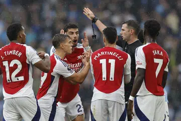 Pemain Arsenal, Leandro Trossard (dua dari kiri), dibuang padang oleh pengadil Michael Oliver (baju hitam) dalam perlawanan Liga Perdana England (EPL) menentang Manchester City pada 22 September yang berakhir dengan keputusan seri 2-2.