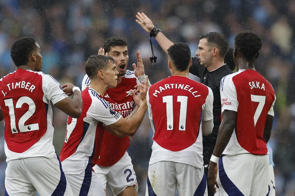 Pemain Arsenal, Leandro Trossard (dua dari kiri), dibuang padang oleh pengadil Michael Oliver (baju hitam) dalam perlawanan Liga Perdana England (EPL) menentang Manchester City pada 22 September yang berakhir dengan keputusan seri 2-2.