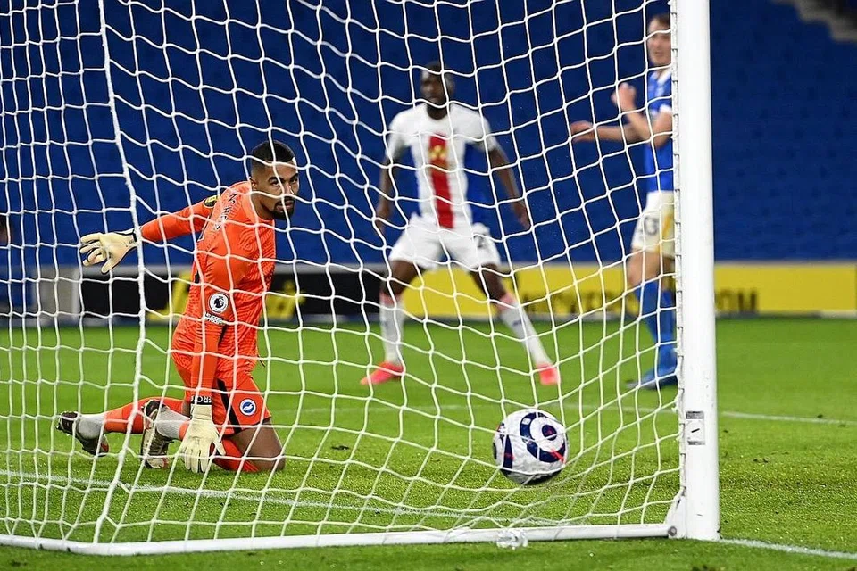 GOL KEMENANGAN: Penjaga gol Brighton Robert Sanchez gagal menghalang bola yang dirembat kencang pemain Crystal Palace, Christian Benteke (baju putih) dari memasuki gawang. Jaringan Benteke di minit terakhir perlawanan menentukan keputusan dan memberi kemenangan kepada Crystal Palace. - Foto EPA-EFE