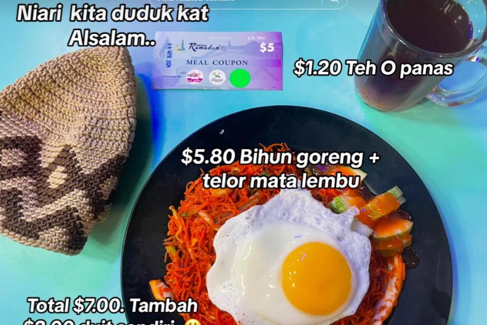 Encik Risdian menambah lagi $2 bagi sajian sahurnya yang berjumlah $7.