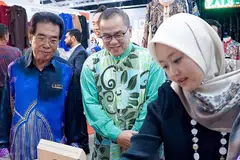 GANDING BAHU UNTUK FAEDAH MASYARAKAT: (dari kiri) Pengarah Urusan MegaXpress, Encik Hamzah Haji Abdullah, bersama-sama Pengerusi Eksekutif Masjid Muhajirin, Haji Kassim Kamis dan AP GRC Jurong, Cik Rahayu Mahzam, melihat-lihat barangan yang dipamerkan dan dijual di Pameran Perkahwinan Mega dan Gaya Hidup 2019 di dewan Ekspo Singapura 6A semalam. - Foto BH oleh NUR DIYANA TAHA