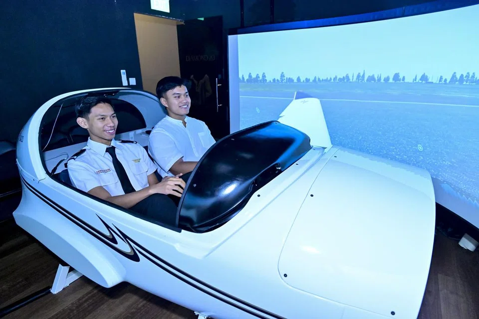 Peserta Rumah Terbuka Penerbangan, anjuran Rangkaian Profesional Penerbangan, Yayasan Mendaki, juga diberi peluang menaiki simulator pesawat.