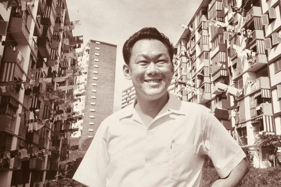 Mendiang Lee Kuan Yew menjadi perdana menteri Singapura pada 1959 sehinggalah beliau berundur pada 1990. Beliau kekal dalam politik sebagai menteri kanan dan menteri mentor sehingga bersara pada Mei 2011.
