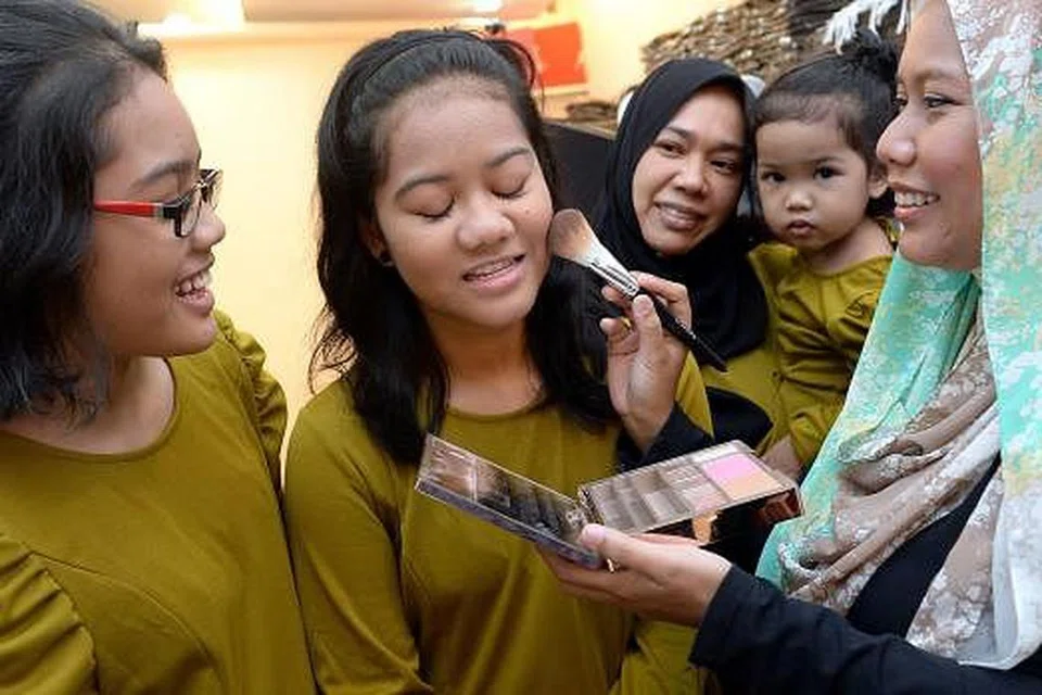 SOLEKAN PERCUMA: Zuraihana Johari (dua dari kiri) disolek oleh pengarah pengurusan Sufyaa, Cik Rina Tahar, sambil diperhatikan ahli keluarganya, (dari kiri) Zur Ain dan Cik Zuraini Abdul Rahman dan Zur Alisha. 