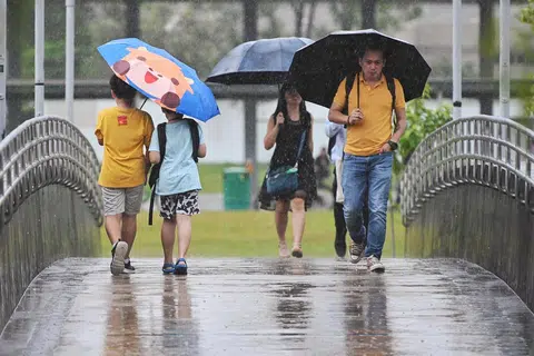 SEDIAKAN PAYUNG: Cuaca maksimum harian masih boleh melebihi 34 darjah selsius dalam sehari dua sepanjang dua minggu akan datang.