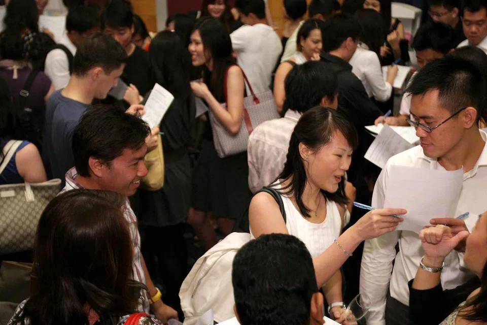 PANDUAN BAGI INTROVERT: Mereka yang malu dan tidak suka bergaul dengan orang mungkin menghadapi cabaran menjalin rangkaian secara bersemuka dengan orang lain, tetapi ada beberapa cara di mana peluang mendapat pekerjaan baru atau menukar kerjaya boleh dilakukan tanpa perlu bertentangan mata. Antaranya, platform LinkedIn boleh dimanfaatkan untuk menjalin rangkaian secara maya. 