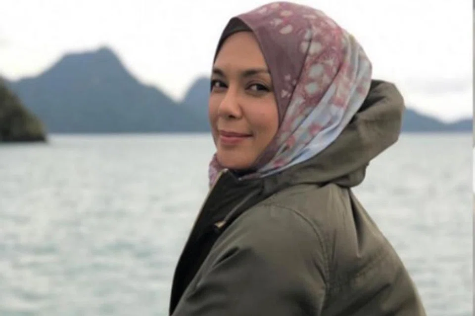 MASIH CANTIK DAN AKTIF: Normala Samsudin, yang baru menyambut ulang tahunnya yang ke-56 pada 4 Jun lalu, juga rajin mendaki dan meneroka hutan belantara. - Foto SINAR HARAPAN