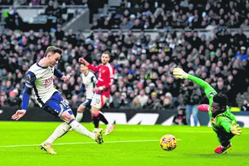 Pemain bahagian tengah Tottenham, James Maddison (kiri), menjaringkan gol tunggal kemenangan mereka.