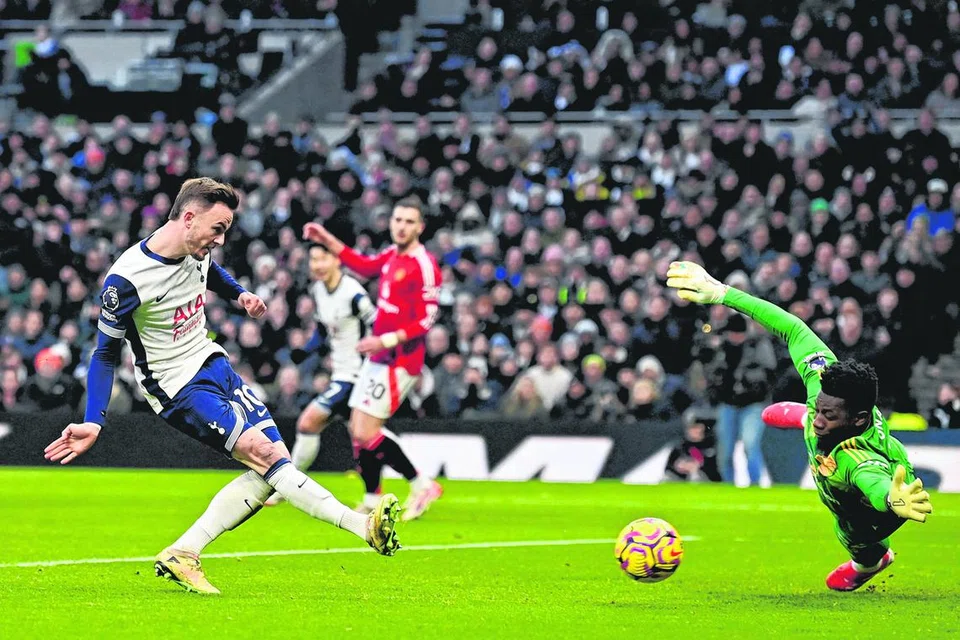 Pemain bahagian tengah Tottenham, James Maddison (kiri), menjaringkan gol tunggal kemenangan mereka.