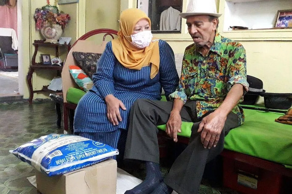 MASIH SIHAT: Pelawak Mat Sentol (kanan) dikunjungi Pengerusi Jawatankuasa Pembangunan Wanita dan Masyarakat Johor, Zaiton Ismail. - Foto KOSMO