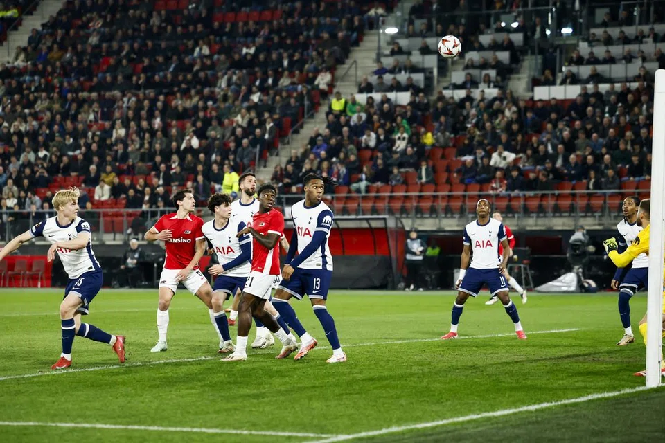 Akibat gol sendiri oleh Lucas Bergvall (kiri), Tottenham Hotspur harus menang perlawanan kedua menentang AZ Alkmaar di stadium sendiri untuk layak ke peringkat suku akhir Liga Europa. 