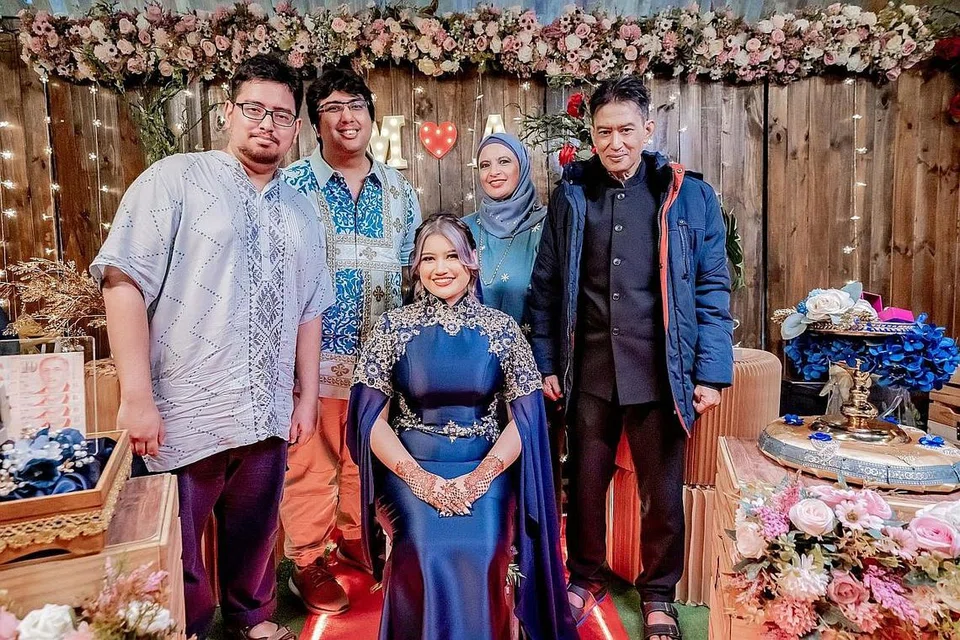 KENANGAN TERINDAH DAN TERAKHIR: Aman Shah (berdiri di kanan) menghadiri majlis pertunangan anak bongsunya daripada perkahwinan kedua, Afrah Athasha pada 3 September lalu. Bersamanya adalah bekas isterinya, Farah Diba Abdul Aziz, serta dua lagi anak mereka. - Foto BH oleh NUR DIYANA TAHA
