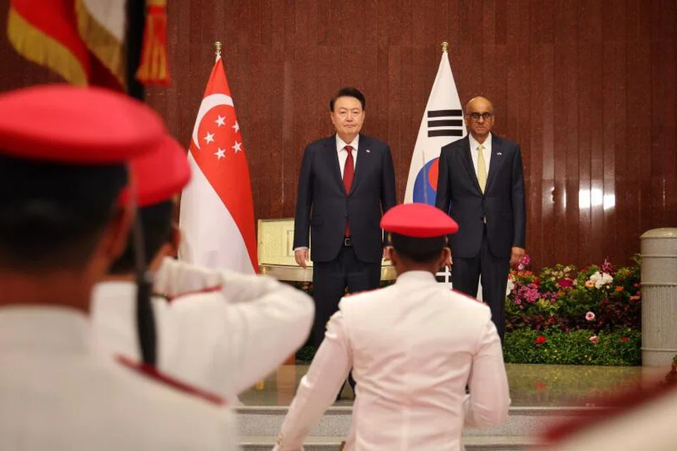 Presiden Korea Selatan, Encik Yoon Suk Yeol (kiri), berada di Singapura antara 7 hingga 9 Oktober, atas undangan Presiden Tharman Shanmugaratnam (kanan).