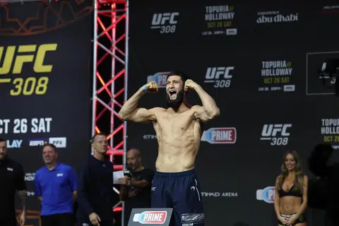 Atlet seni bela diri campuran (MMA) dari Russia, Khamzat Chimaev, mempunyai rekod 14 kemenangan tanpa sebarang kekalahan, dan membuat penampilan UFC empat tahun lalu.