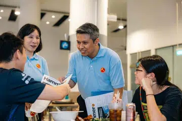 Anggota Parlimen (AP) di GRC Sengkang, Encik Abdul Muhaimin Abdul Malik (tengah), berjumpa dengan penduduk di Sengkang.