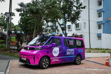Kenderaan berautonomi (AV), yang kini dalam fasa ujian di daerah Punggol,  akan diperluas ke daerah lain. Ia akan menimbulkan kebimbangan dalam kalangan para pemandu teksi dan e-panggilan kerana teknologi tersebut berupaya mengganggu mata pencarian mereka.