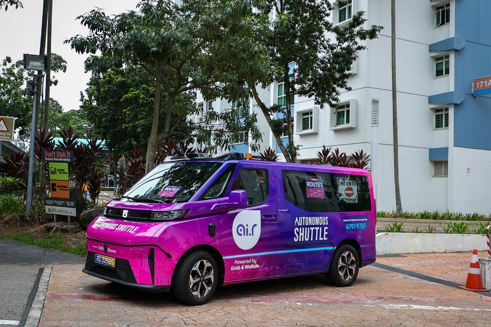 Kenderaan berautonomi (AV), yang kini dalam fasa ujian di daerah Punggol,  akan diperluas ke daerah lain. Ia akan menimbulkan kebimbangan dalam kalangan para pemandu teksi dan e-panggilan kerana teknologi tersebut berupaya mengganggu mata pencarian mereka.