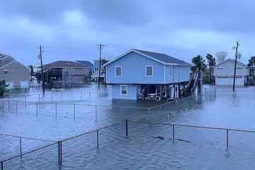 BENCANA ALAM: Taufan 'Nicholas' menyebabkan banjir melanda kawasan perumahan di Jamaica Beach di Texas kelmarin, dan kerosakan serta sampah di Houston. - Foto REUTERS