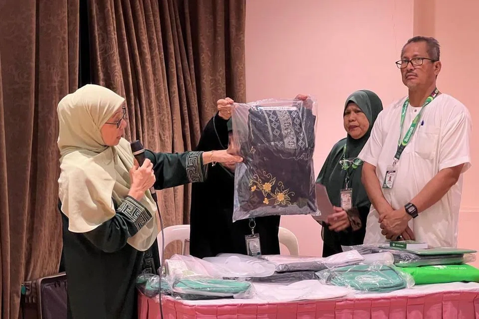 Isteri Encik Ayoob Angullia, Cik Hamidah Abdul Hamid (paling kiri), yang juga merangkap Pengarah Urusan Shahidah Travel and Tours, memberi maklumat mengenai perjalanan ibadah haji kepada jemaah wanita sebagai salah satu persiapan penting sebelum berangkat ke tanah suci. 