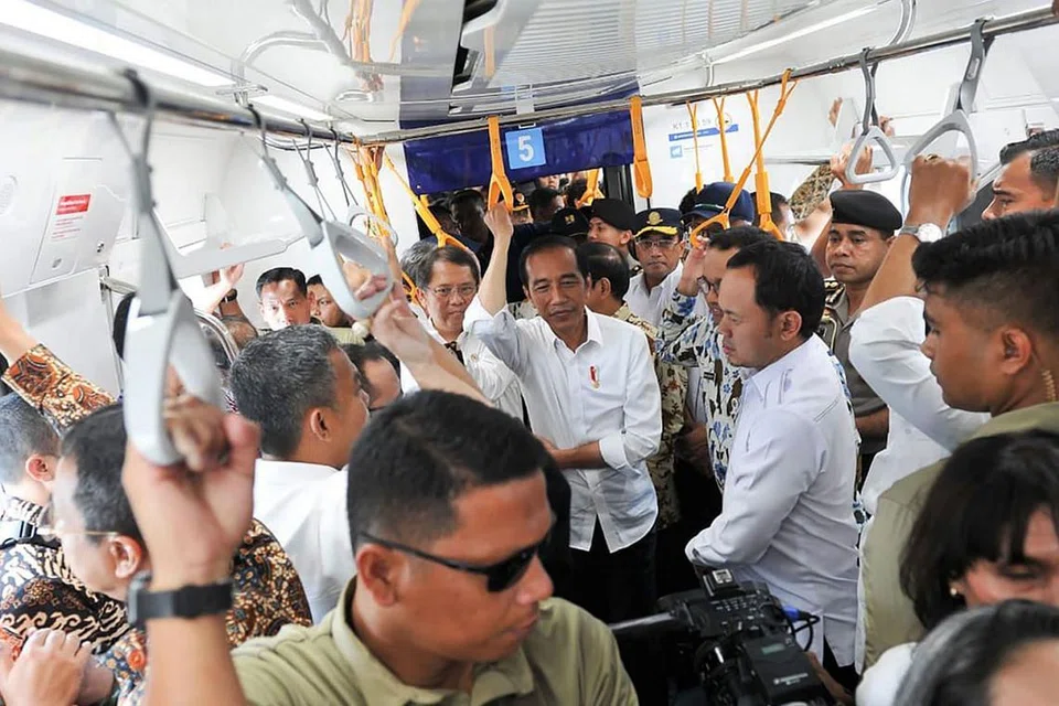 CUBA PERKHIDMATAN: Foto dari Istana Presiden Indonesia menunjukkan Presiden Jokowi (tengah) menyertai rakyat negara itu mencuba MRT Jakarta pada 19 Mac sebelum ia mula beroperasi pada 25 Mac. - Foto AFP. 