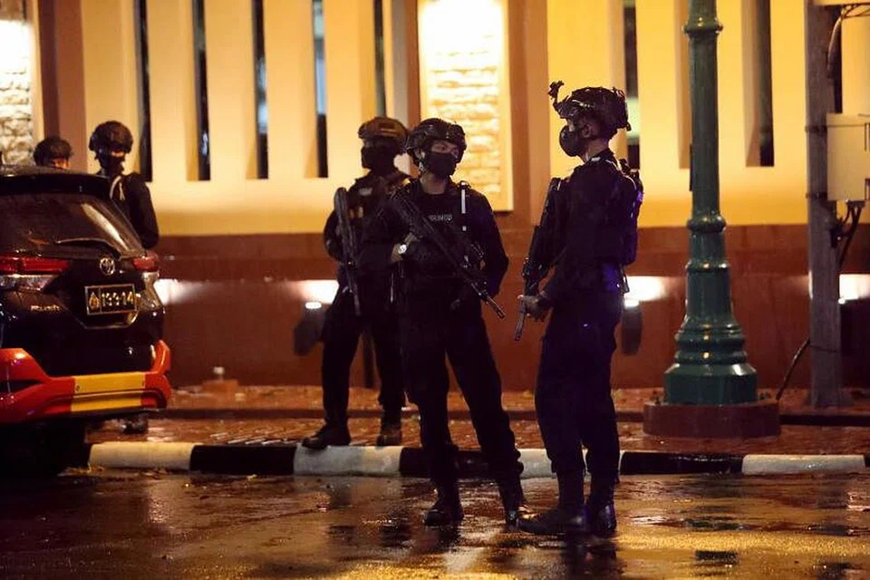 BERJAGA-JAGA: Unit antipengganasan Indonesia memantau keadaan menyusuli satu serangan yang didakwa berbaur pengganasan di ibu pejabat polis kebangsaan Indonesia di Jakarta, Indonesia. - Foto EPA-EFE/BAGUS INDAHONO 