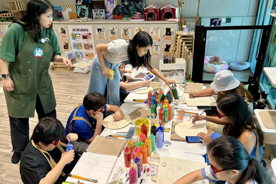 Dalam sesi ‘Art Jamming with Cats’, para pengunjung berpeluang bersantai sambil melukis dan menikmati pengalaman unik yang menggabungkan konsep kafe kucing dengan ‘art jam’ pada 30 November 2024.