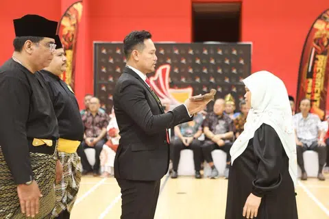 Ketua jurulatih silat negara, Rafili Ramli (tengah), menyerahkan Keris Mandat kepada pengerusi pertandingan, Cik Isiah Majid (kanan), sebagai simbol pembukaan rasmi Piala Presiden 2026 serta tanda kepercayaan.