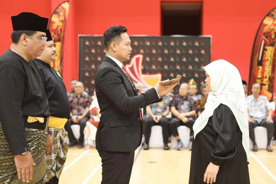 Ketua jurulatih silat negara, Rafili Ramli (tengah), menyerahkan Keris Mandat kepada pengerusi pertandingan, Cik Isiah Majid (kanan), sebagai simbol pembukaan rasmi Piala Presiden 2026 serta tanda kepercayaan.