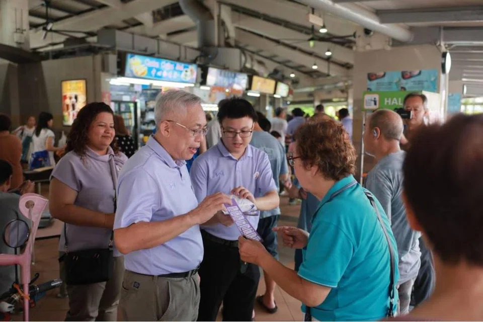 Setiausaha Agung Parti Kuasa Rakyat (PPP), Encik Goh Meng Seng, bersama pasukannya sedang berinteraksi dengan penduduk di Pasar Bulat dan Pusat Makanan Tampines pada 12 April.
