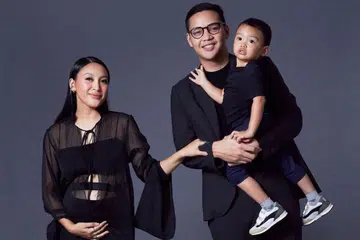 TIDAK SABAR TIMANG CAHAYA MATA KEDUA: Afifah Qamariah Yusuf (kiri) mengumumkan kehamilannya pada konsert ibunya Hetty Koes Endang di Singapura. Bersamanya ialah suami tercinta, Faldo Arsanda Aziz, dan anak sulung mereka,  Arlo Astrodistira Arsanda.
