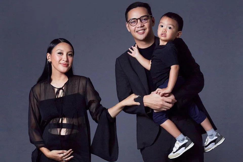 TIDAK SABAR TIMANG CAHAYA MATA KEDUA: Afifah Qamariah Yusuf (kiri) mengumumkan kehamilannya pada konsert ibunya Hetty Koes Endang di Singapura. Bersamanya ialah suami tercinta, Faldo Arsanda Aziz, dan anak sulung mereka,  Arlo Astrodistira Arsanda.