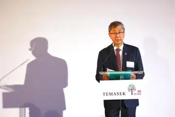 Pengerusi Temasek, Encik Lim Boon Heng, merasmikan pelancaran pejabat baru Temasek di Paris, Perancis, pada 10 April 2024.
