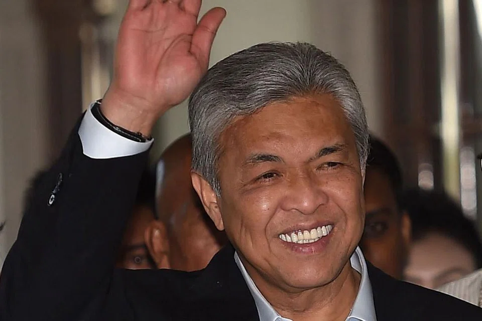 "Mereka tidak mempunyai hak melakukan sedemikian kerana keputusan perlu dibuat secara konsensus. MCA ada datang berjumpa saya berhubung cadangan ini, namun kita belum berbincang dengan parti komponen BN yang lain." - Pengerusi Barisan Nasional (BN) yang juga Presiden Umno, Datuk Seri Dr Ahmad Zahid Hamidi.
