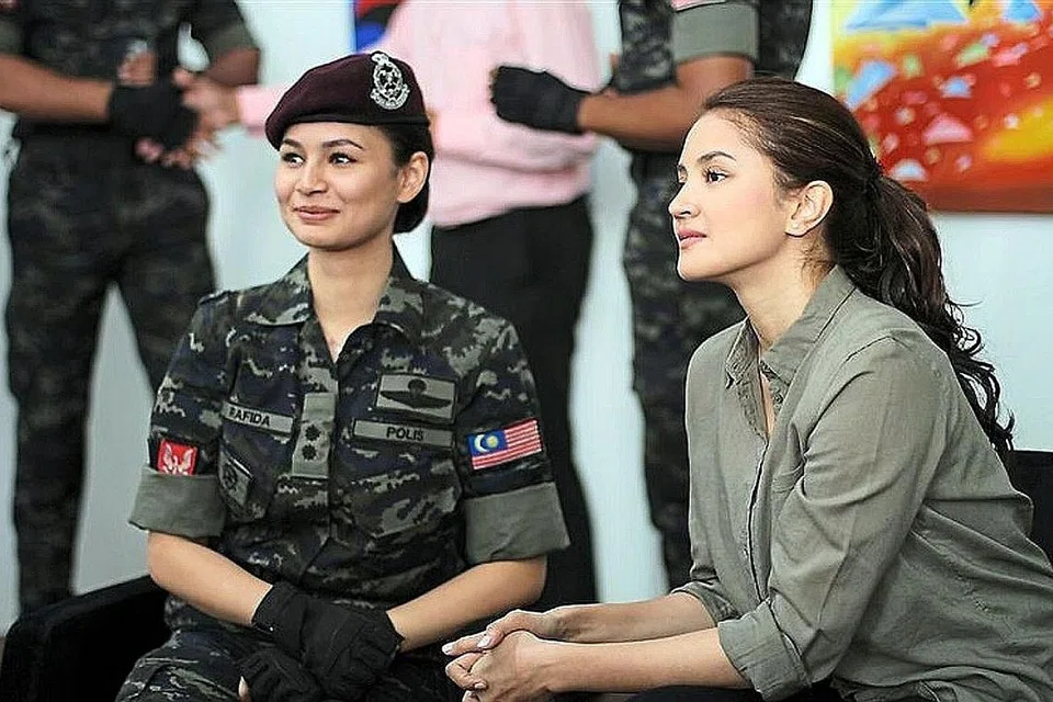 'BUNGA' FILEM AKSI: (Dari kiri) Izara Aishah dan Fazura yang biasanya diberi watak wanita yang bergelut dengan emosi cinta, dilibatkan dalam filem aksi J Revolusi yang menuntut ketangkasan daripada mereka. - Foto GRAND BRILLIANCE