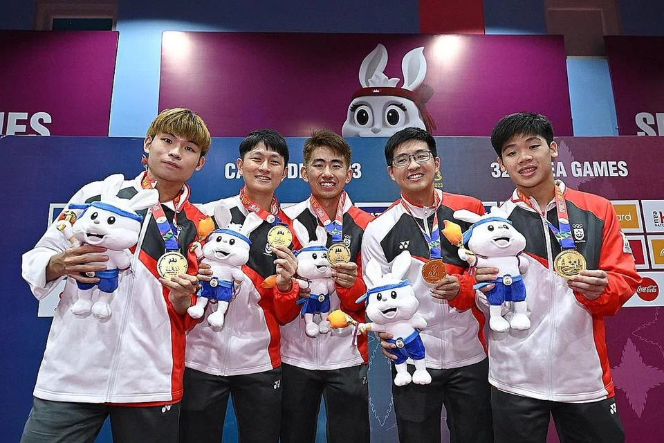 KEMBALI RAJA: (Dari kiri) Beh Kun Ting, Clarence Chew, Koen Pang, Ethan Poh dan Izaac Quek meraih pingat emas Sukan SEA pertama negara dalam tenis meja berpasukan lelaki sejak 2015. - Foto ST