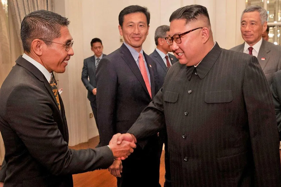 SAMBUT ENCIK KIM: Menteri Negara Kanan (Pertahanan merangkap Ehwal Luar), Dr Mohamed Maliki Osman (paling kiri), merupakan antara pemimpin Singapura yang menyambut kedatangan Encik Kim Jong Un (kanan) di Istana kelmarin. Bersama mereka ialah Menteri Pendidikan Ong Ye Kung (dua dari kiri) dan Perdana Menteri Lee Hsien Loong (paling kanan).