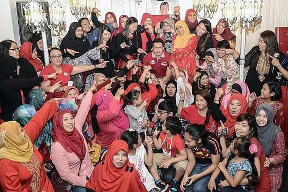 KUMPUL BERAMAI-RAMAI: Sekitar 100 peminat telah berjumpa pelakon Ungku Ismail Aziz (tengah) di satu sesi menemui peminat pada 16 Mei lalu di restoran Lagun Sari. - Foto ihsan NORSITA AMIR