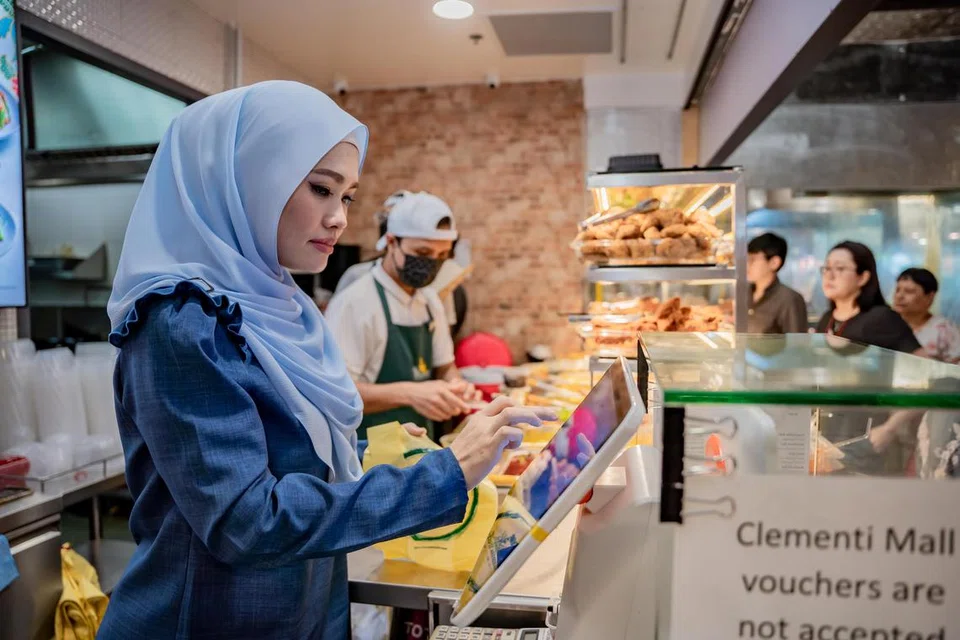 CAWANGAN MINI: Cik Maria Didih, 36 tahun, pengurus operasi kedai dan restoran membantu mengendalikan cawangan ‘mini’ kelima Restoran Hajah Maimunah di pusat makanan Boleh Boleh!, Clementi Mall.