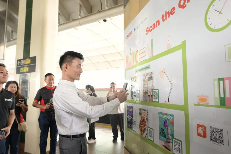 INISIATIF BARU: Setiausaha Parlimen Kanan (Kemampanan dan Sekitaran merangkap Pengangkutan), Encik Baey Yam Keng, mengimbas kod QR di salah satu lokasi Nodes, iaitu platform stesen MRT Woodlands.