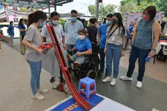 PUPUK KESEDARAN: Anggota Parlimen (AP) Encik Chong Kee Hiong (GRC Bishan-Toa Payoh) (dua dari kiri) dengan beberapa wakil Persatuan Distrofi Otot Singapura (MDAS) mencuba sukan Boccia di sebuah pesta pupuk kesedaran tentang penyakit Distrofi Otot di Kelab Masyarakat Bishan semalam. - Foto MDAS