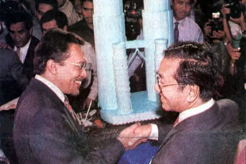 Datuk Seri Anwar (kiri) adalah timbalan Tun Dr Mahathir pada 1990-an sebelum beliau dipecat dari Kabinet dan dipenjarakan. - Gambar fail