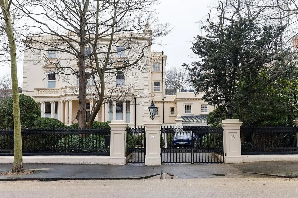 INDIVIDU TURUT DISASAR: Rumah mewah di Kensington Palace Gardens di London, Britain ini milik hartawan dari Russia, Encik Roman Abramovich. Hartawan Russia antara mereka yang menghadapi sekatan pada aset asing mereka menyusuli serangan Russia ke atas Ukraine. - Foto EPA-EFE